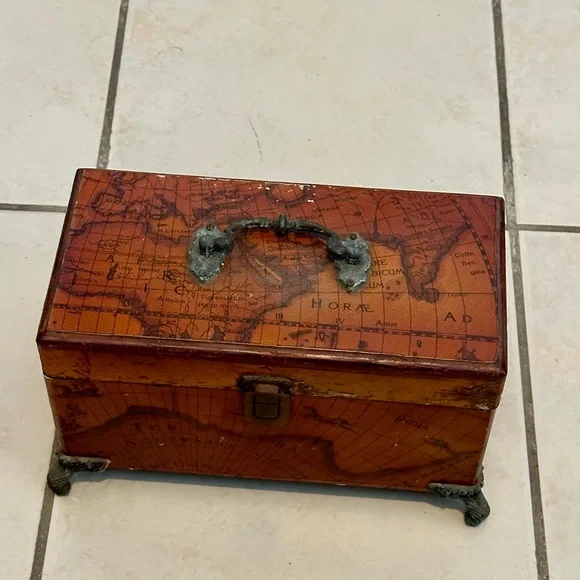 Antique chest - Picture 1 of 15